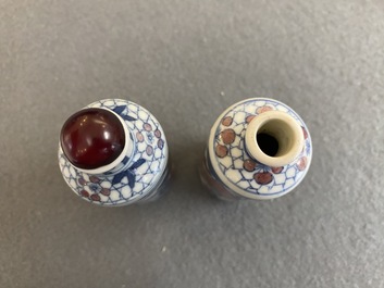 Twee Chinese blauw-witte en koperrode snuifflessen, Yongzheng merk, 19e eeuw