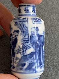 Vijf Chinese blauw-witte snuifflessen, 19e eeuw
