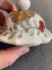 Een Chinese ijzerrode en grisaille dekselvaas met goudvissen, Yongzheng