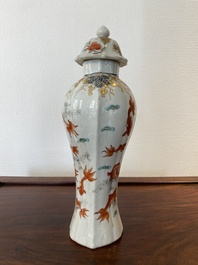 Een Chinese ijzerrode en grisaille dekselvaas met goudvissen, Yongzheng