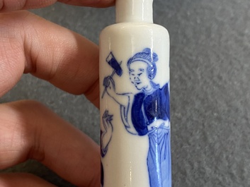 Vijf Chinese blauw-witte snuifflessen, 19e eeuw