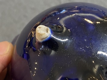Een Chinese jaune biscuit penselenwasser en een aubergine-geglazuurde waterdruppelaar, Kangxi