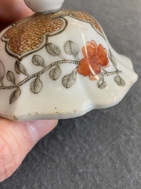 Een Chinese ijzerrode en grisaille dekselvaas met goudvissen, Yongzheng