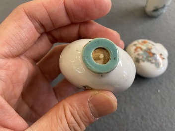 Vijf Chinese famille rose snuifflessen, 19/20e eeuw
