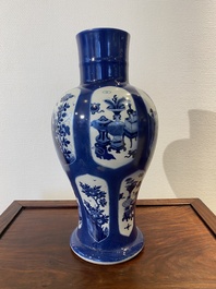 Een Chinese poederblauwe vaas met decor van antiquiteiten, Kangxi