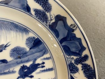 Een Chinees blauw-wit 'Acht paarden van Mu Wang' bord, Kangxi