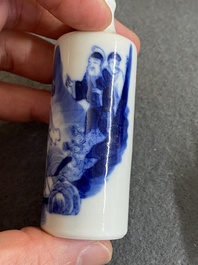 Vijf Chinese blauw-witte snuifflessen, 19e eeuw