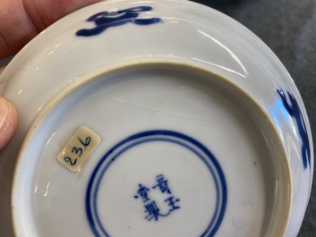 Zes Chinese blauw-witte schotels en vijf koppen, Qi Yu Tang Zhi 奇玉堂製 merk, Kangxi