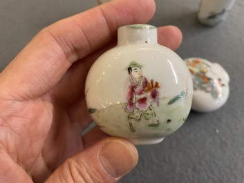 Vijf Chinese famille rose snuifflessen, 19/20e eeuw