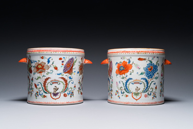 Een paar Chinese famille rose 'Pompadour' wijnkoelers, Qianlong