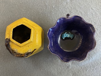 Een Chinese jaune biscuit penselenwasser en een aubergine-geglazuurde waterdruppelaar, Kangxi
