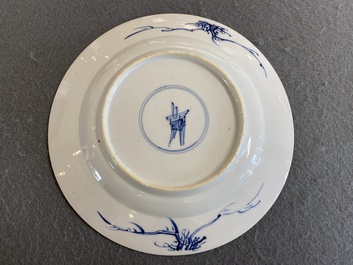 Een Chinees blauw-wit 'Acht paarden van Mu Wang' bord, Kangxi