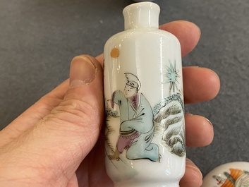 Vijf Chinese famille rose snuifflessen, 19/20e eeuw