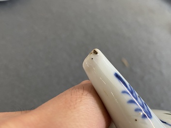 Th&eacute;i&egrave;re couverte en porcelaine de Chine famille verte &agrave; d&eacute;cor d'une grue et d'un cerf, Kangxi