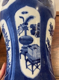 Een Chinese poederblauwe vaas met decor van antiquiteiten, Kangxi