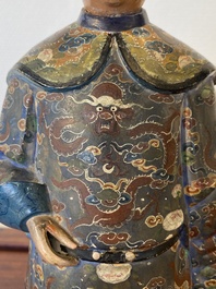 Een Chinese beschilderde terracotta figuur van een mandarijn, Canton, 19e eeuw