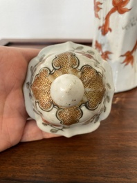Een Chinese ijzerrode en grisaille dekselvaas met goudvissen, Yongzheng