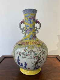 Een Chinese flesvormige famille rose 'negen perziken' vaas met gele fondkleur, Jiaqing