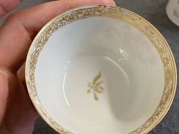 Trois tasses et soucoupes et une bo&icirc;te &agrave; th&eacute; couverte en porcelaine de Chine famille rose, Yongzheng/Qianlong