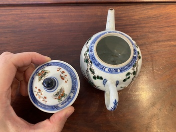 Th&eacute;i&egrave;re couverte en porcelaine de Chine famille verte &agrave; d&eacute;cor d'une grue et d'un cerf, Kangxi