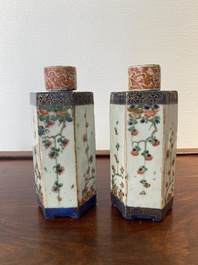 Een paar Chinese hexagonale famille verte theebussen, Kangxi