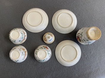 Trois tasses et soucoupes et une bo&icirc;te &agrave; th&eacute; couverte en porcelaine de Chine famille rose, Yongzheng/Qianlong