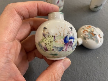 Vijf Chinese famille rose snuifflessen, 19/20e eeuw