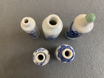 Vijf Chinese blauw-witte snuifflessen, 19e eeuw