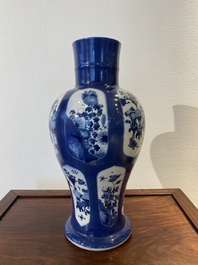 Een Chinese poederblauwe vaas met decor van antiquiteiten, Kangxi