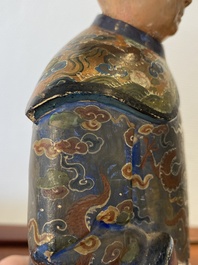 Een Chinese beschilderde terracotta figuur van een mandarijn, Canton, 19e eeuw