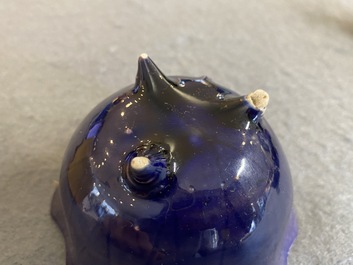 Een Chinese jaune biscuit penselenwasser en een aubergine-geglazuurde waterdruppelaar, Kangxi