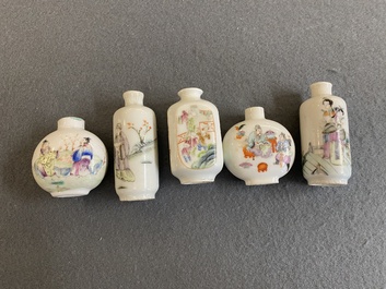 Vijf Chinese famille rose snuifflessen, 19/20e eeuw