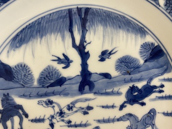 Een Chinees blauw-wit 'Acht paarden van Mu Wang' bord, Kangxi