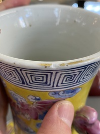 Een Chinese flesvormige famille rose 'negen perziken' vaas met gele fondkleur, Jiaqing