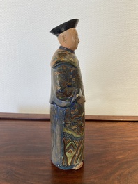 Een Chinese beschilderde terracotta figuur van een mandarijn, Canton, 19e eeuw