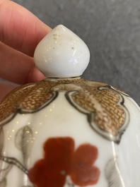 Een Chinese ijzerrode en grisaille dekselvaas met goudvissen, Yongzheng