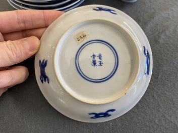 Zes Chinese blauw-witte schotels en vijf koppen, Qi Yu Tang Zhi 奇玉堂製 merk, Kangxi
