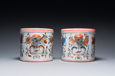 Een paar Chinese famille rose 'Pompadour' wijnkoelers, Qianlong