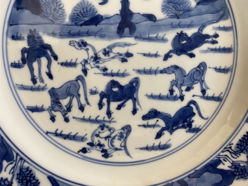 Een Chinees blauw-wit 'Acht paarden van Mu Wang' bord, Kangxi