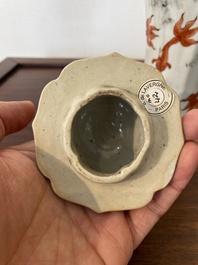 Een Chinese ijzerrode en grisaille dekselvaas met goudvissen, Yongzheng