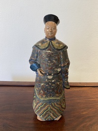 Een Chinese beschilderde terracotta figuur van een mandarijn, Canton, 19e eeuw