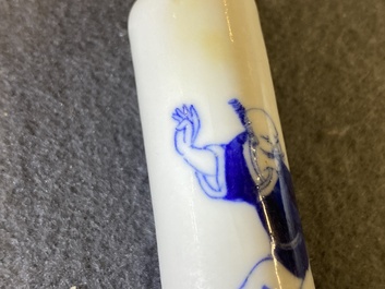 Vijf Chinese blauw-witte snuifflessen, 19e eeuw