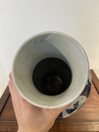 Een Chinese poederblauwe vaas met decor van antiquiteiten, Kangxi