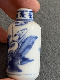 Vijf Chinese blauw-witte snuifflessen, 19e eeuw
