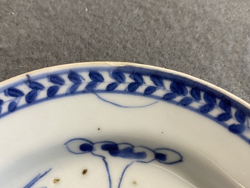 Vier Chinese blauw-witte schotels met vogels bij een pagode, ex-coll. Augustus de Sterke, Kangxi