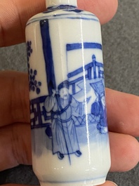 Vijf Chinese blauw-witte snuifflessen, 19e eeuw