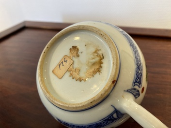 Th&eacute;i&egrave;re couverte en porcelaine de Chine famille verte &agrave; d&eacute;cor d'une grue et d'un cerf, Kangxi