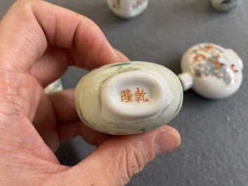 Vijf Chinese famille rose snuifflessen, 19/20e eeuw