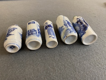 Vijf Chinese blauw-witte snuifflessen, 19e eeuw