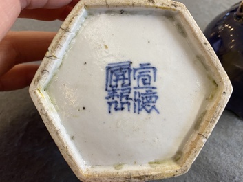 Een Chinese jaune biscuit penselenwasser en een aubergine-geglazuurde waterdruppelaar, Kangxi